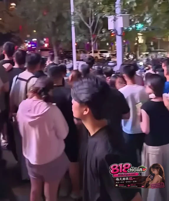 济南华山环宇金街17号深夜血案!女友出轨被捅,男主砍死第三者后跳楼自杀,现场血迹斑斑,全网震惊!