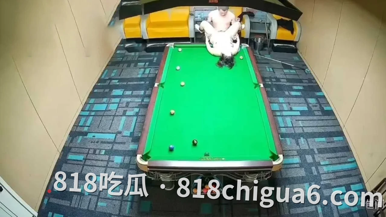 阜阳圣泰台球俱乐部内惊现激情性爱戏码!极品坦克被男子按在台球桌上猛肏,骚穴差点就被几把射穿,淫叫声差点把服务器喊来。
