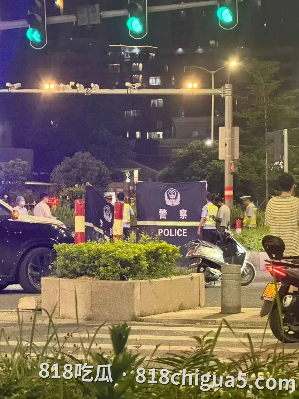 揭阳阳美保利一期前红绿灯突发车祸!现场一度引发围观,具体伤亡情况仍待确认