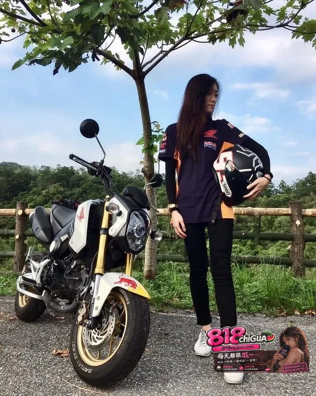 台湾甜美高冷机车女神性爱视频泄密床上闭着眼睛舌头在龟头上打转的享受表情惊掉网友下巴多体位抽插腰肢疯狂扭动
