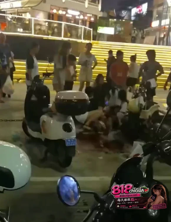 广西南宁会展航洋城突发持刀伤人事件!夫妻吵架男子持刀捅向妻子酿悲剧,现场画面曝光满地血腥惨不忍睹!