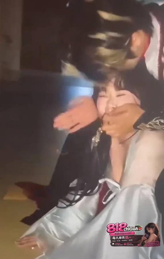 沈阳有鲤剧本杀不雅视频全网疯传!男工作人员与女玩家现场直接开操,尺度炸裂,性爱大戏全程曝光瞬间引爆全网!