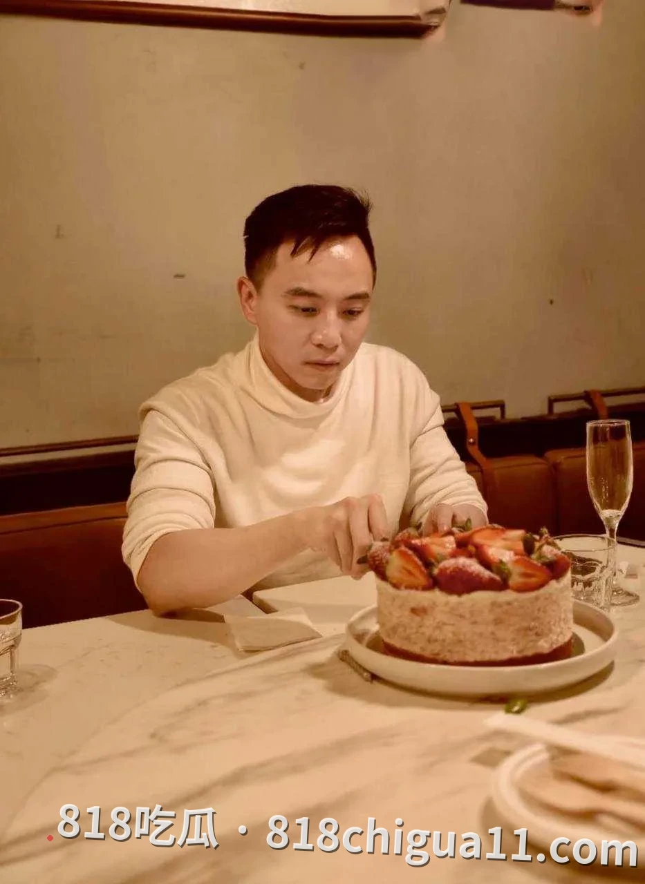 悉尼留学生Micheal脚踏多船被女方发现曝光!提完裤子就翻脸不认人 ,私生活更是混乱见一个女的操一个,酒店约炮视频被扒出。
