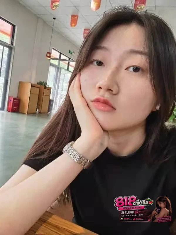 足控福利!重庆极品学生【李可嘉】为维持高消费兼职上门服务,酒店约炮油腻大叔,白嫩玉足榨干精液!