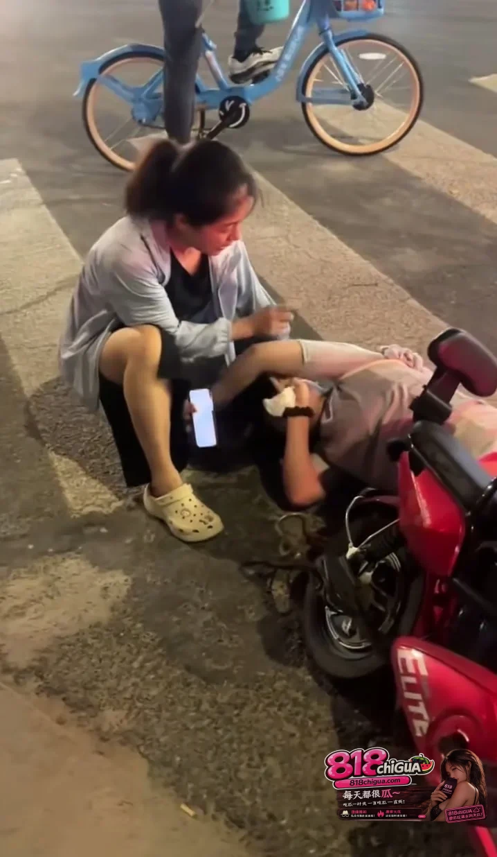 现场曝光!原配街头揪发手撕第三者,别再用“底层互害”的撕扯给渣男买单!