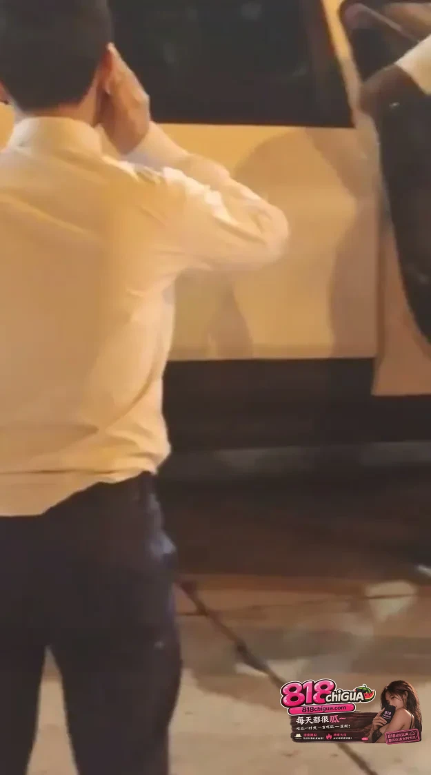 硬核“刷卡”通话?厄瓜多尔醉酒男子被查,竟掏出银行卡“疯狂呼叫律师”引全网爆笑