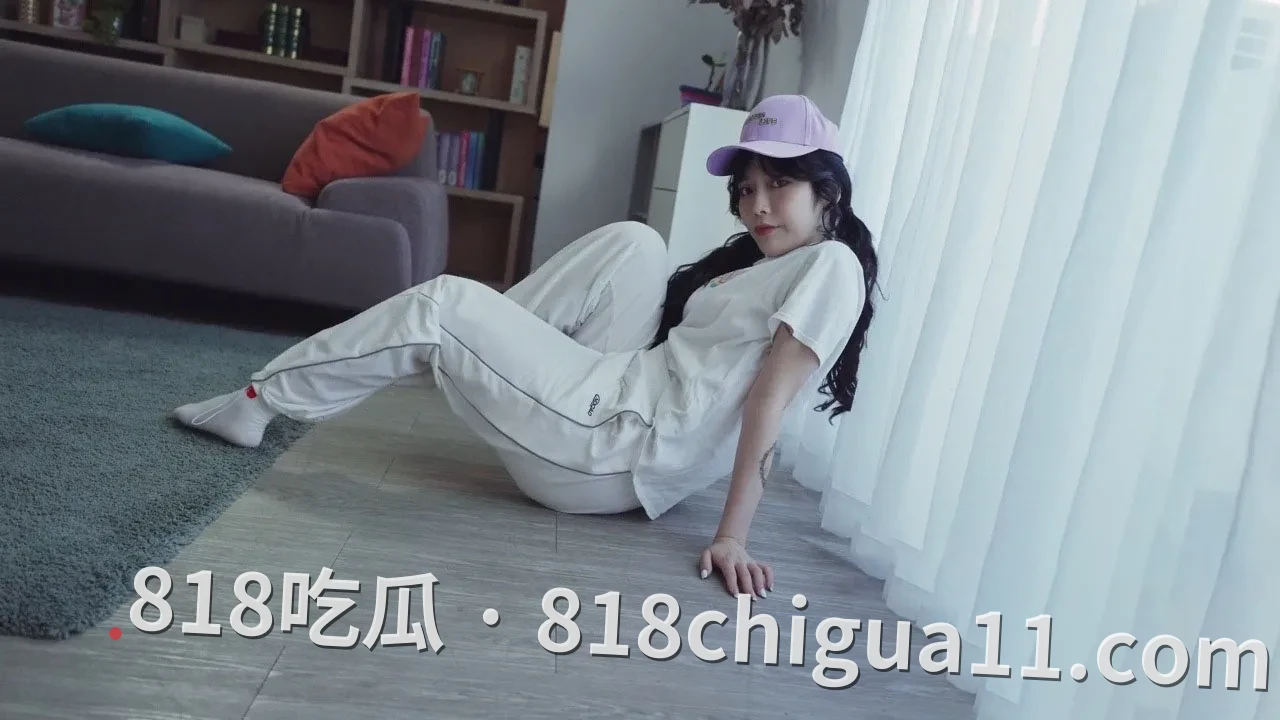 SWAG女神夏恩发布全新作品!从羞涩少女到欲罢不能,被新人助理被按在真皮沙发上肆意玩弄,体验了一把成为人气女主播的特殊待遇,