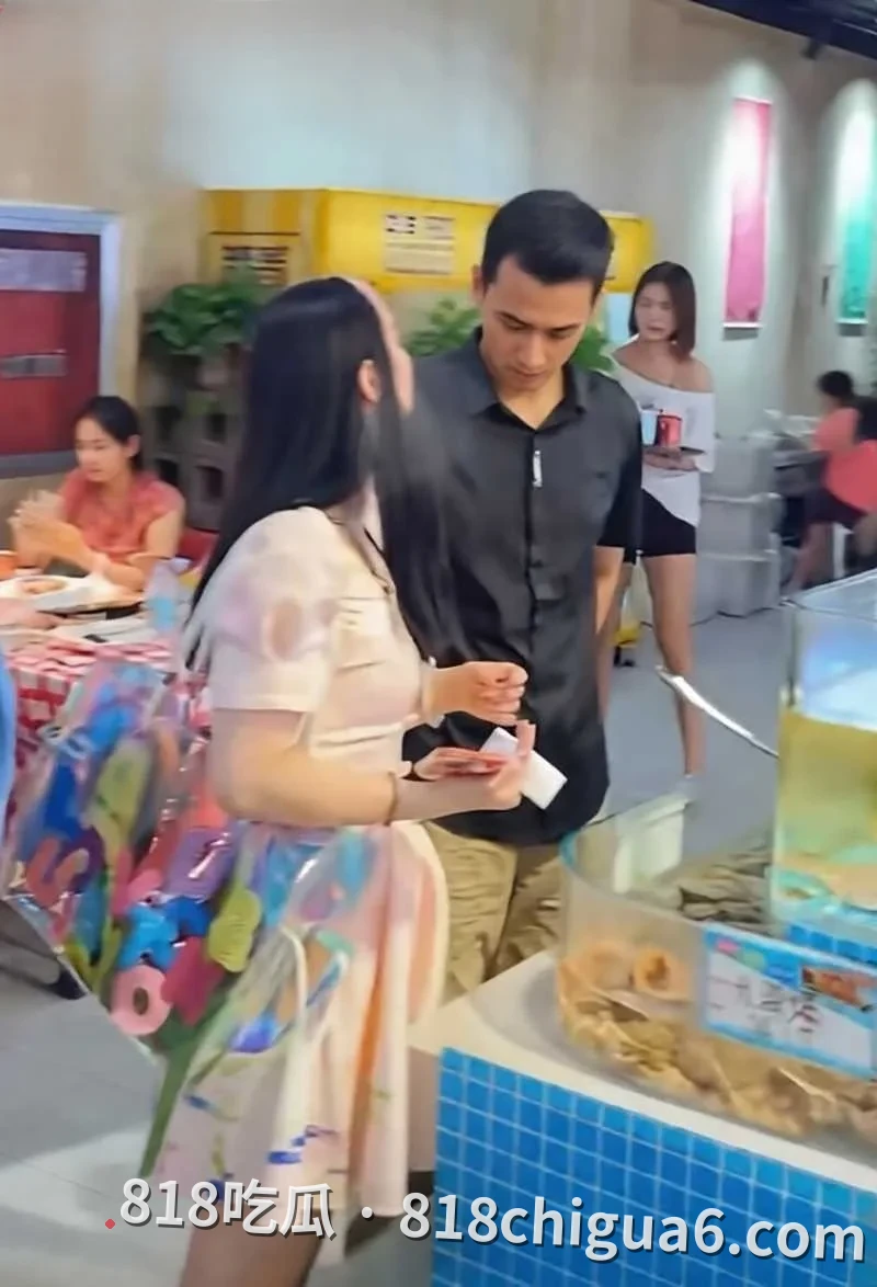 安徽女网红L吹气球被丈夫曝光婚内出轨 商K卖淫与已婚男同居 简直是淫荡下贱无比