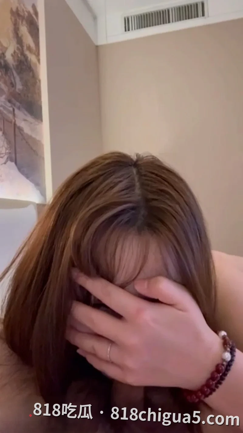 西安36C巨乳李春雨被男友调教爆操爽的一副母狗样子 谁看了不想操一下呢