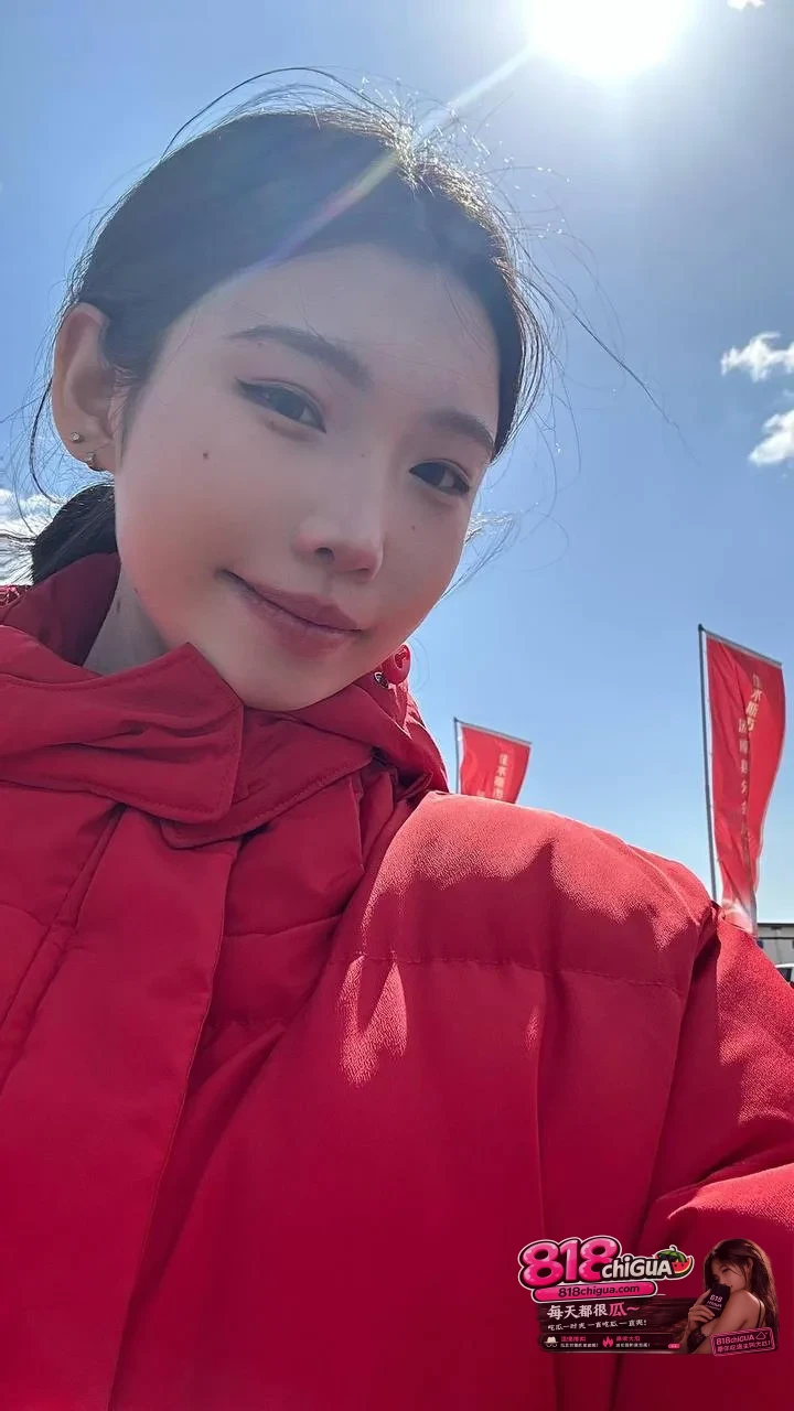 你眼中的女神,不过是土豪的专属精盆!黑龙江高颜值女神【李丽娜】淫秽视频曝光!换装黑丝被按镜前疯狂后入,高潮表情淫靡又销魂!