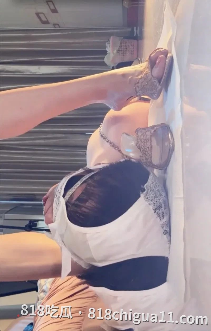 红玫瑰女郎佳佳十月最新力作!身着性感镂空红蕾丝情趣内衣给金主足交,用各种方式调教大鸡巴,修长的美腿喜欢玉足的有福利了。