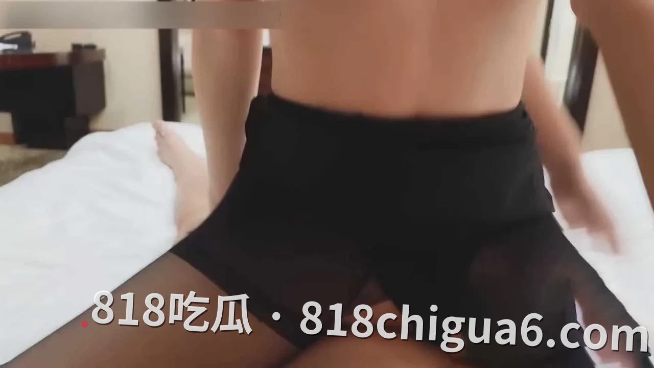 知名顶美博主芸姐最佳作来袭!穿着性感黑丝,跪在沙发边勾引年轻小奶狗,只为获得那一口渴望已久的精液。