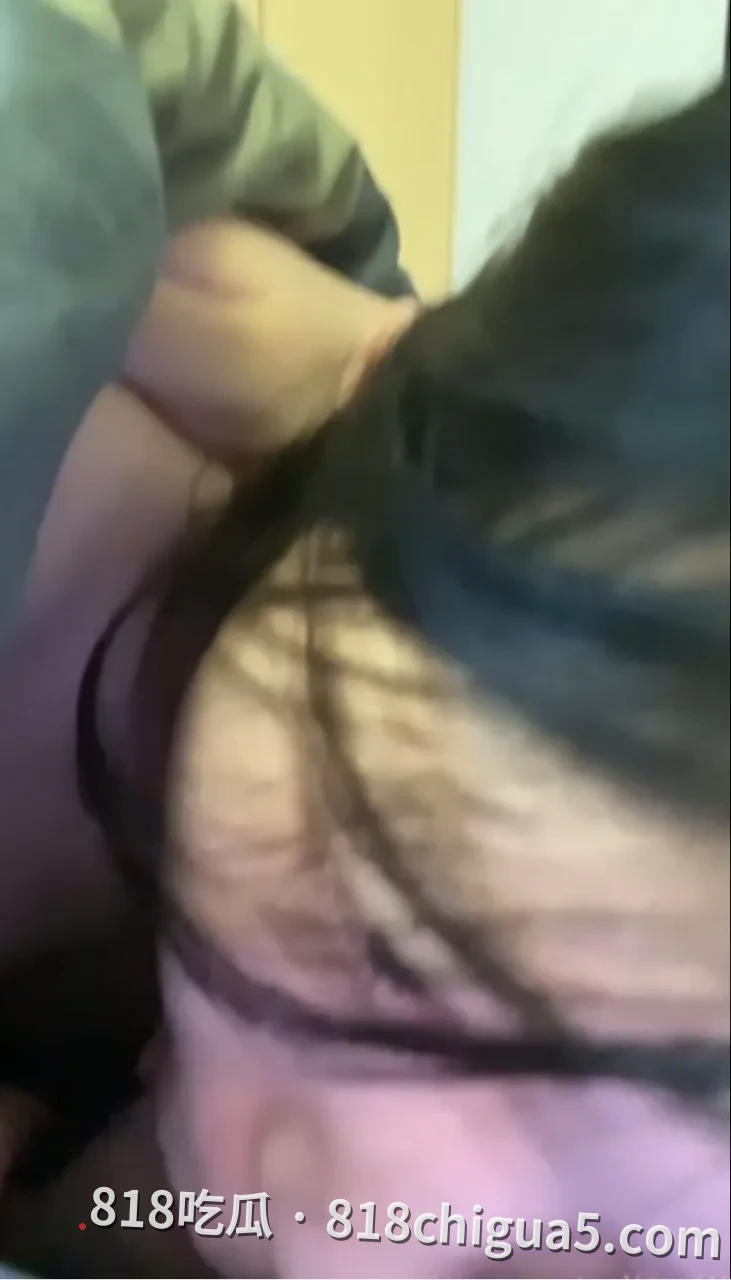 北大高材校花张萌萌私密视频曝光!平日高贵冷艳私下竟是黑丝肉丝双修,跪地深喉爆吸鸡巴,奶子甩动骚浪贱,一晚上能榨干三个鸭子。
