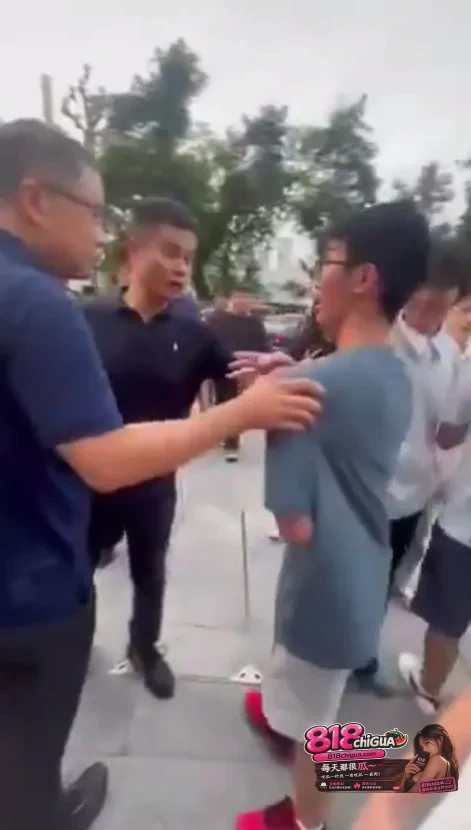 重庆时代峰峻抗议现场管控再升级!多人被捕带上大巴,追星维权越界变成违法闹剧?