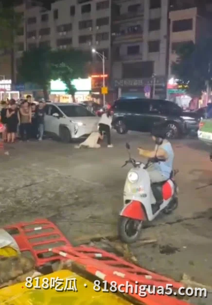 广东河源街头上演抓奸现场,原配当街撕衣暴打第三者,小三巨乳尽露清晰可见成全街围观焦点!