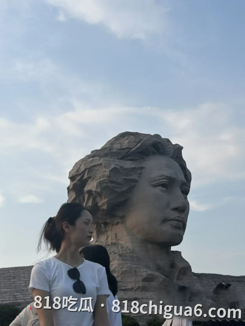 重庆极品母狗周思斯与男友性爱视频曝光！表面清新玉女私下喜欢被大鸡巴无套中出，肏的骚逼白浆直流，胸前的小奶子还被无情蹂躏。