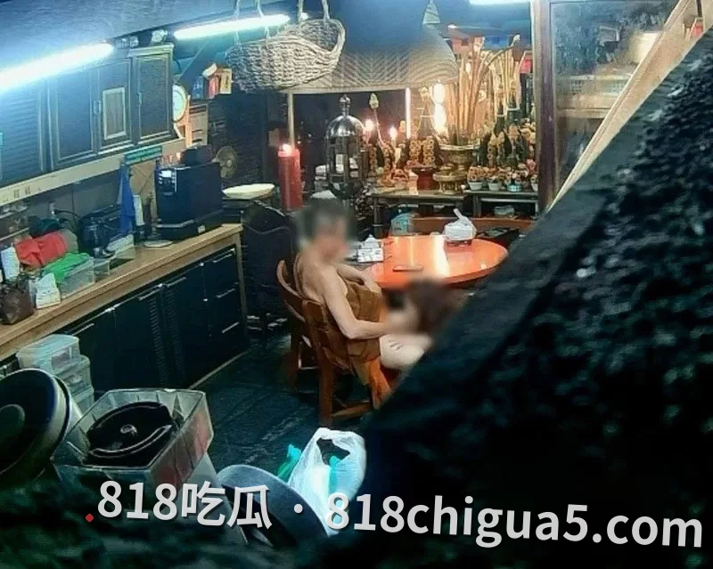 泰国大城府普泰萨旺寺住持阿赞初偷吃女信徒视频被扒 当街让母狗跪舔大鸡巴 吸到精液横流嘴角