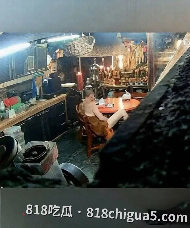 泰国大城府普泰萨旺寺住持阿赞初偷吃女信徒视频被扒 当街让母狗跪舔大鸡巴 吸到精液横流嘴角