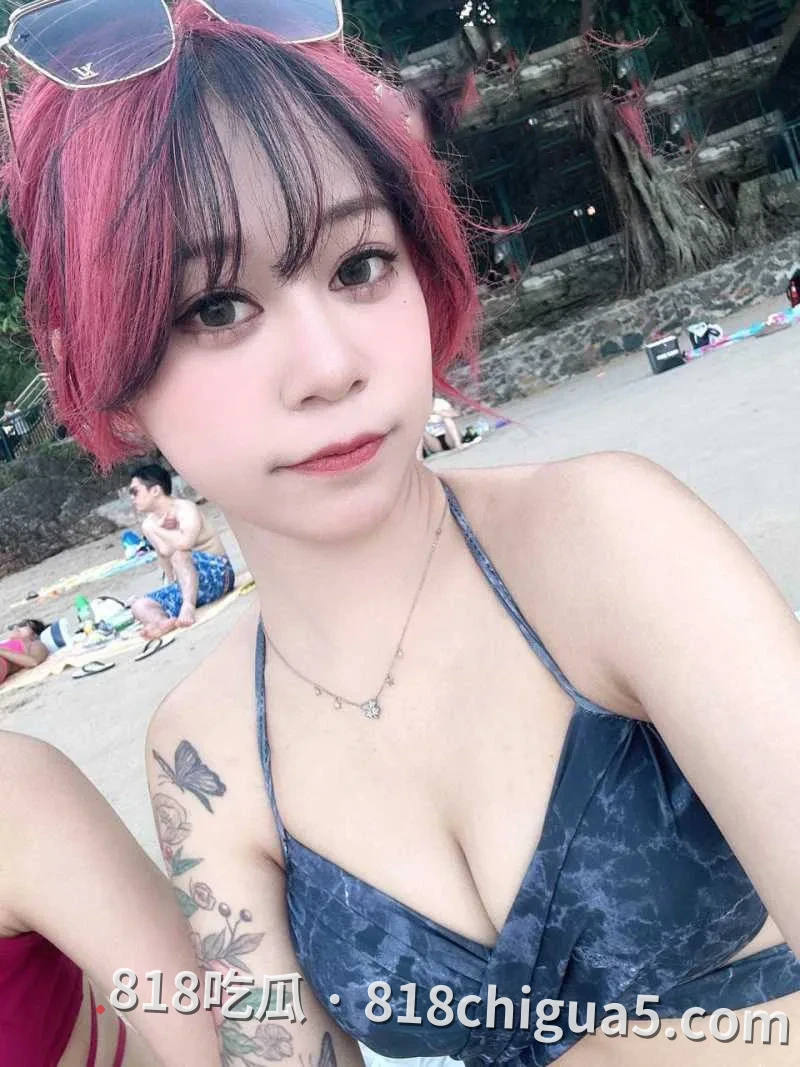 贵州乖巧小妹李磬被金主网络调教浴室湿身戏码,隔着雾气揉弄胸部,戴上沾有体液的内衣发号施令,真实无剪辑版本外泄。