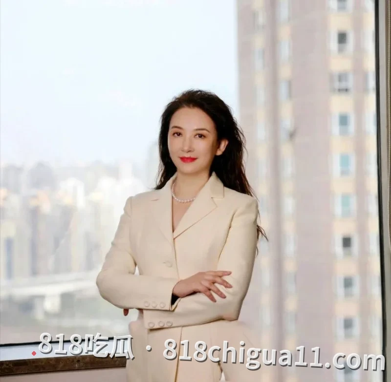 前重庆市市长黄奇帆涉嫌贪污腐败就此落马!隐藏多年的地下情人竟是律师彭静,终究还是倒在了女人的石榴裙下,不雅视频惨遭流出。