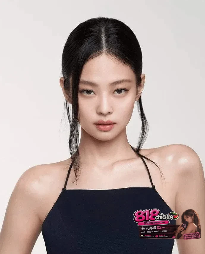 韩国BLACKPINK女团成员 金珍妮 音乐节走光全网疯传！ “真空上阵”卖力舞蹈，衣服滑落乳头乍现引发热议。
