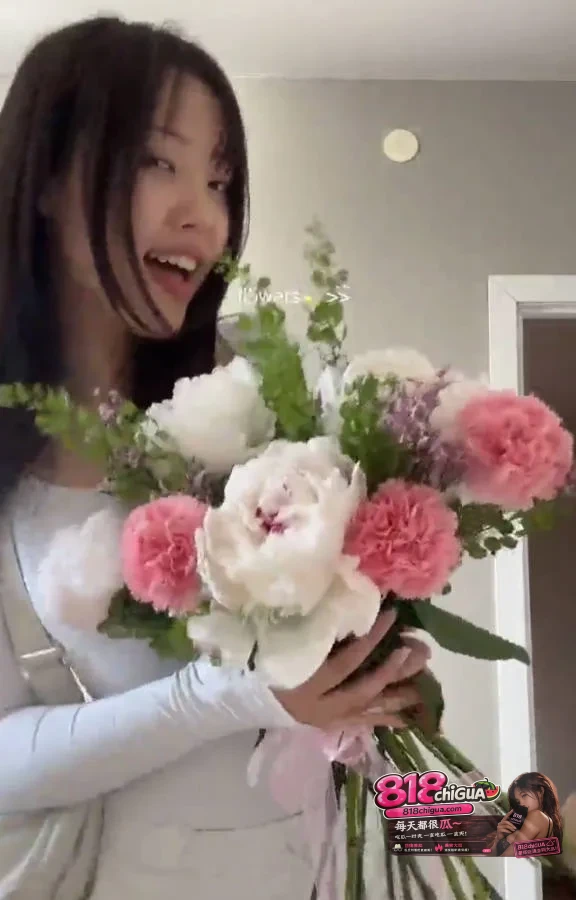 高颜值巨乳学生妹于楠与网友裸聊视频流出,前凸后翘完美身材一览无遗!自虐扇脸演绎极致口活反差感满满!