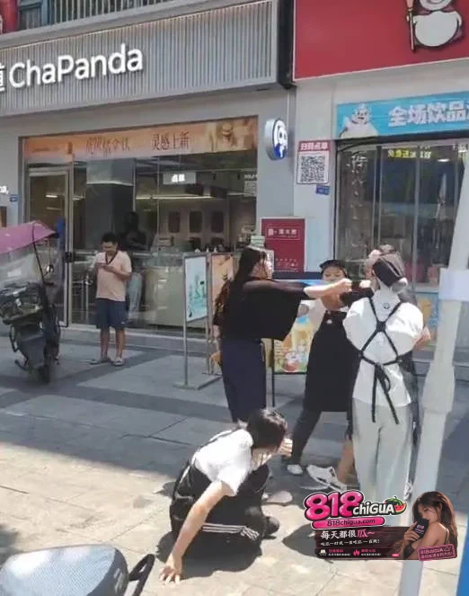 男子与茶百道门店员工发生争执情绪逐渐升级,4名女员工卷入肢体冲突,现场画面引发热议!