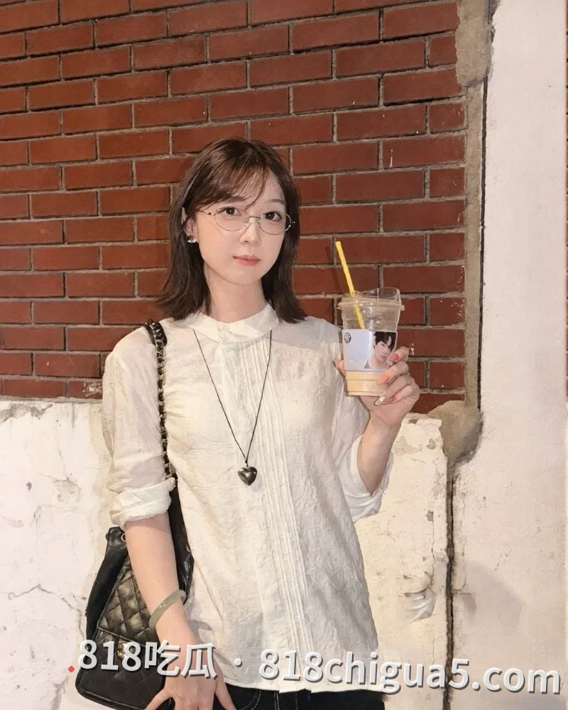 武汉协和医院副主任陈秘强迫女学生发生关系 偷拍与母狗在床上无套中出 浪荡的淫叫声低沉迷人 聊骚与性爱视频惨遭被扒