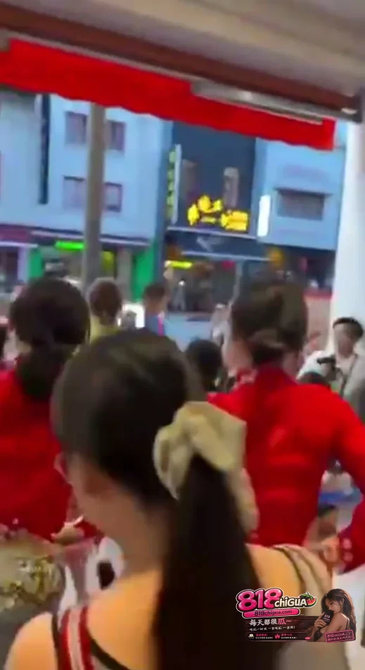 拿娘惹文化当布景、街头挥刀,网红的“硬核快闪”为何惹怒新加坡?