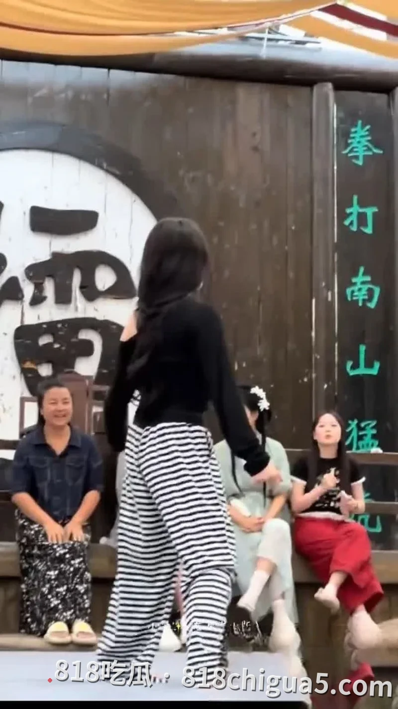 抖音热搜万岁山斗舞露奶视频曝光!性感黑衣条纹辣妹母狗下腰动作浮动太大,大奶外泄引全场欢呼尖叫。