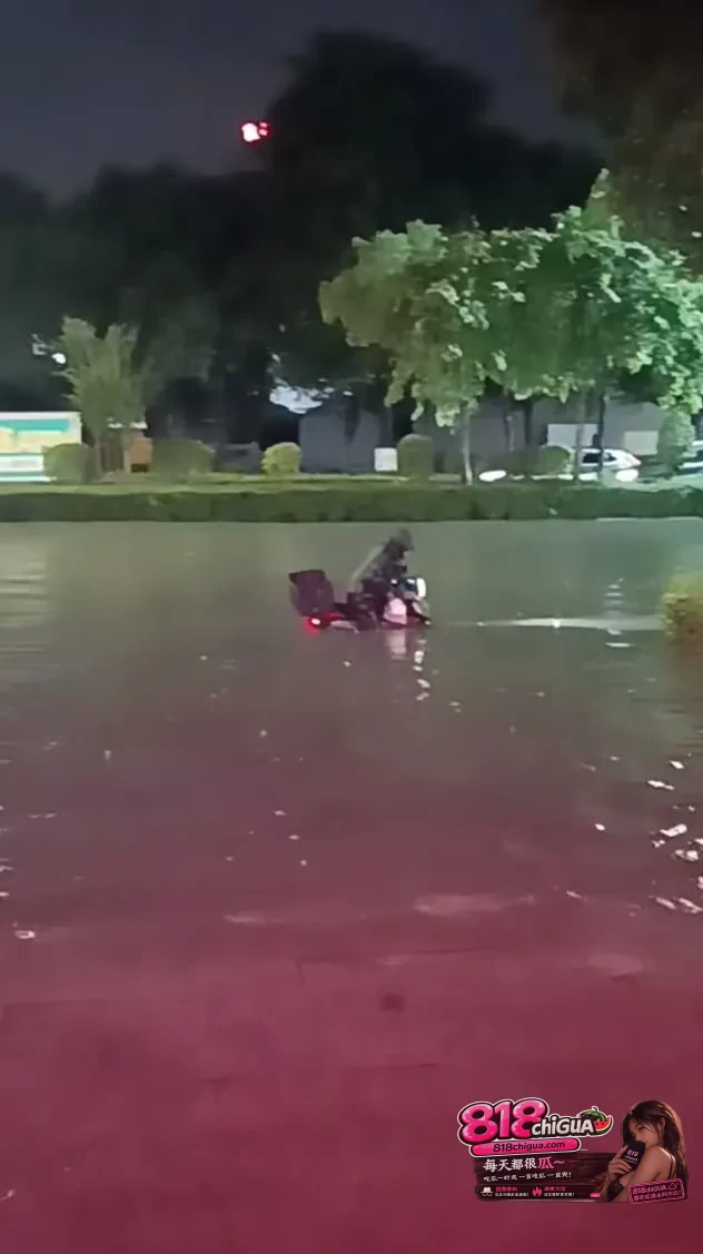 潮州暴雨积水全城“看海”:外卖小哥激流中推车坚持送餐,平凡生活里总有人在拼尽全力