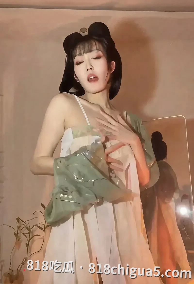 抖音舞蹈老师紫月定制古风肚兜比基尼骚舞,巨乳狂晃臀穴全开性感撩人到爆,私密热舞视频流出直接把欲望拉满!