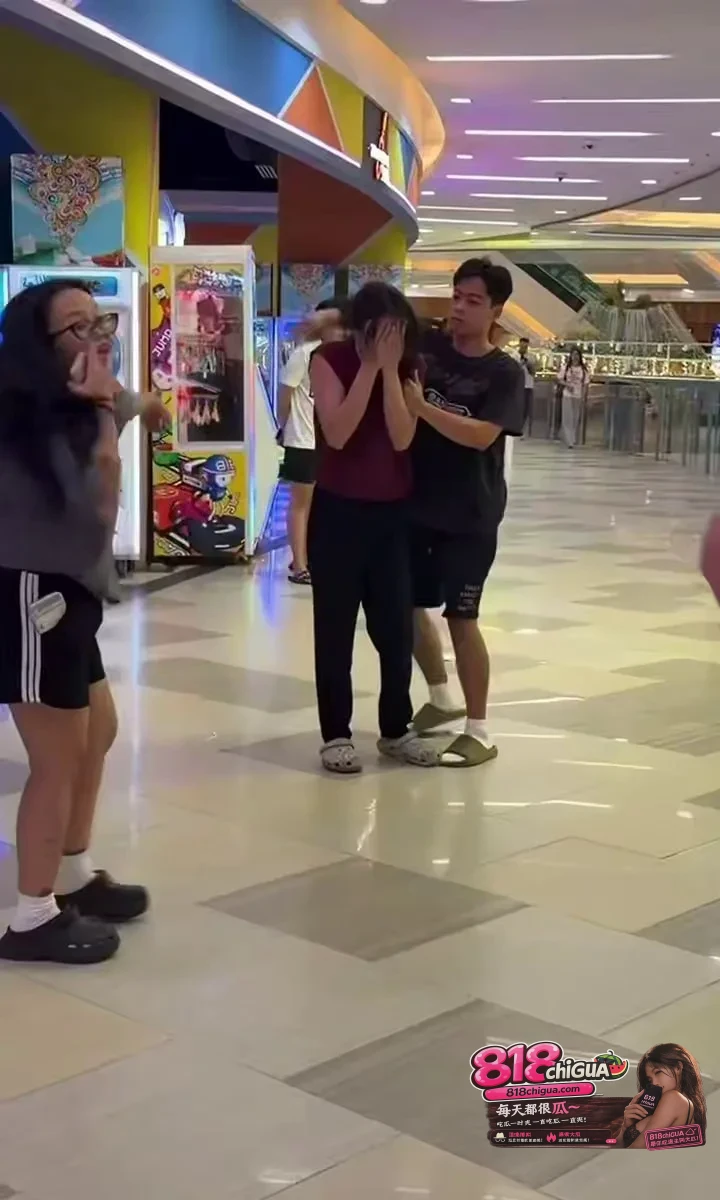 偷拍翻车现场!男扮女装混进商场女厕偷拍女子如厕被当场抓现行,拖出来外面暴揍大逼兜扇得连连求饶!
