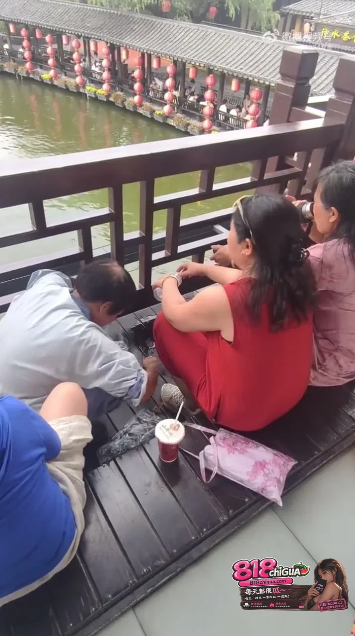 三个没素质的游客!我要是保洁阿姨,真想把垃圾直接扔她们脸上!