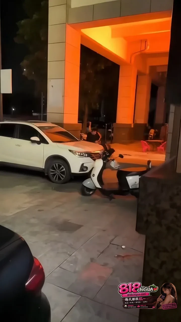 广东茂名电城海景明珠深夜发生持刀伤人事件!网传因感情纠纷, 一男狂砍女子数刀倒地后仍未停止,现场多人围观无人感上前制止!