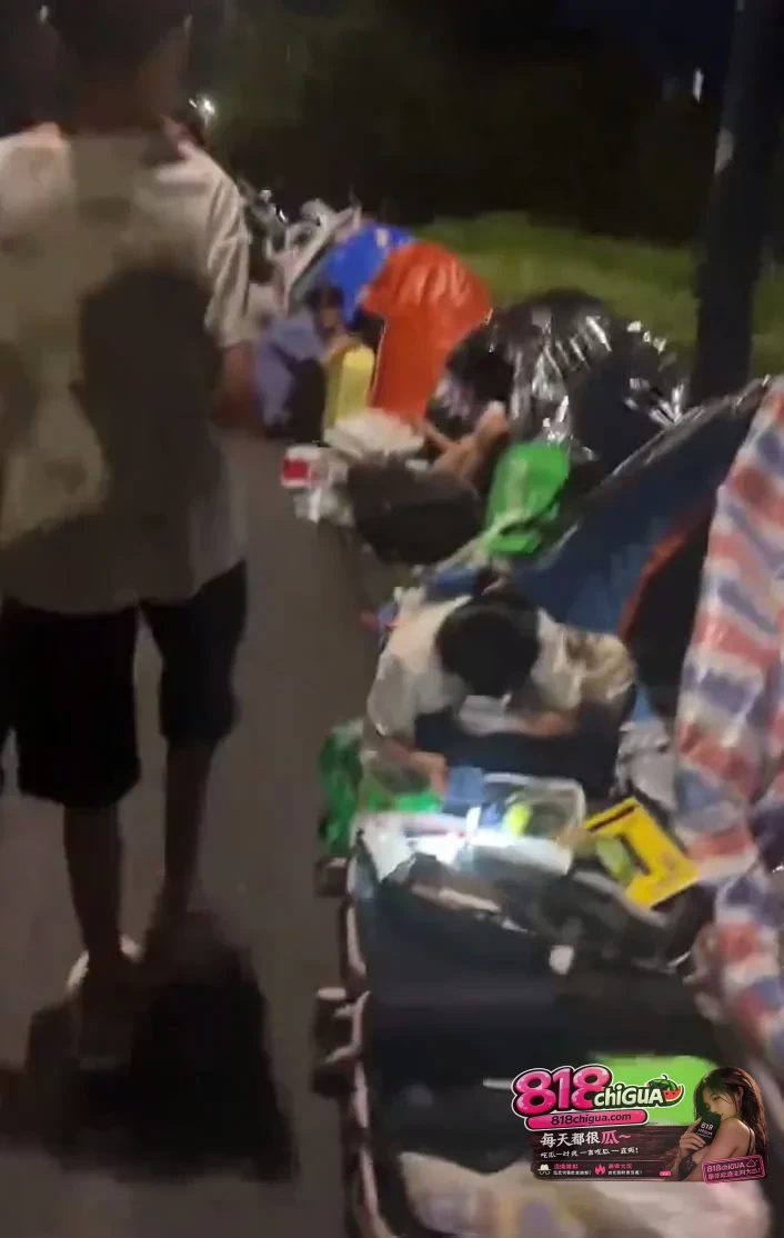 不上班、不读书！粉丝路边搭帐篷吃泡面彻夜守候，这种疯狂追星真能拉动GDP？