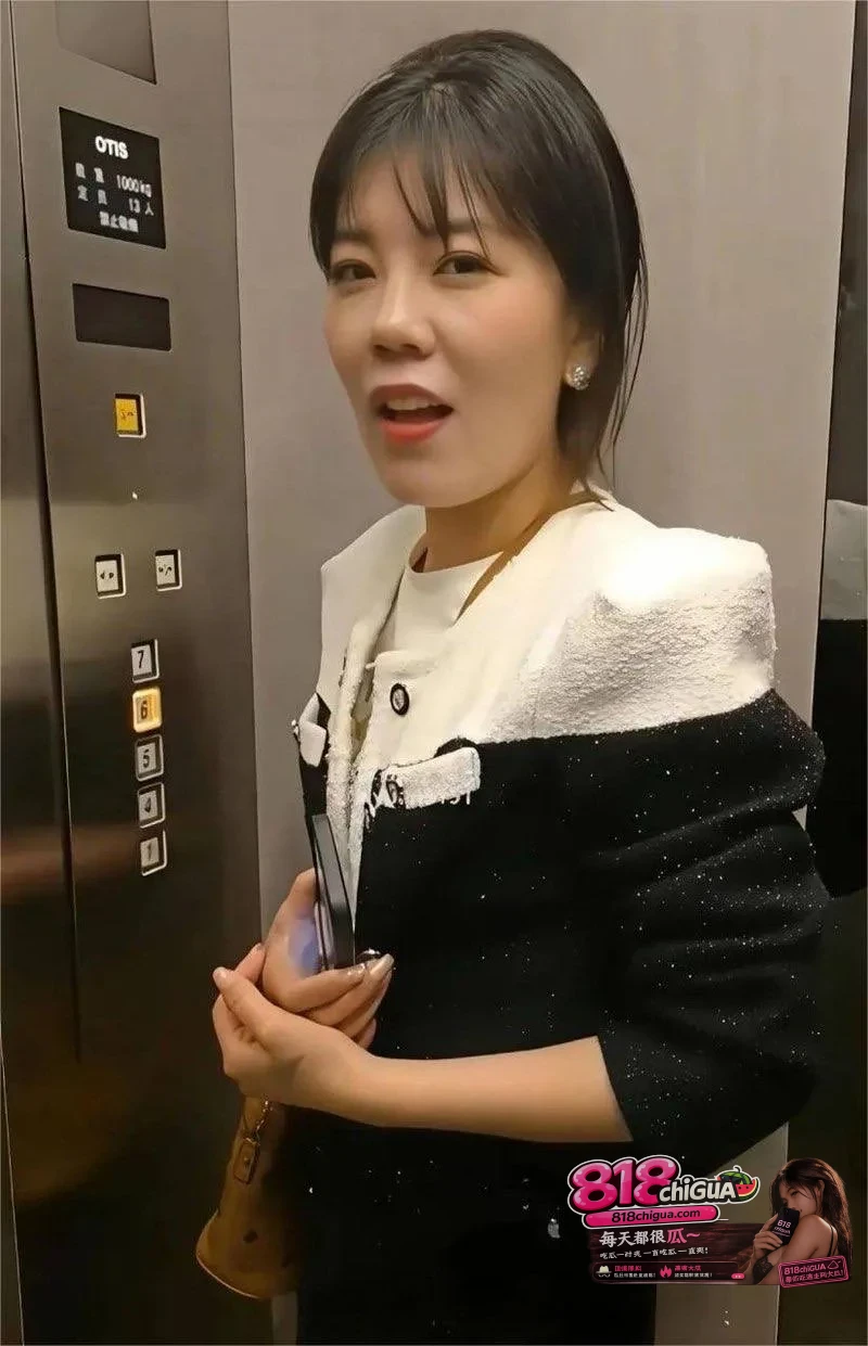 贵阳反差人妻孙晔子寂寞难耐,趁老公出差酒店约炮,被金主当母狗调教跪地口交,尿尿呲脸毫无下线!