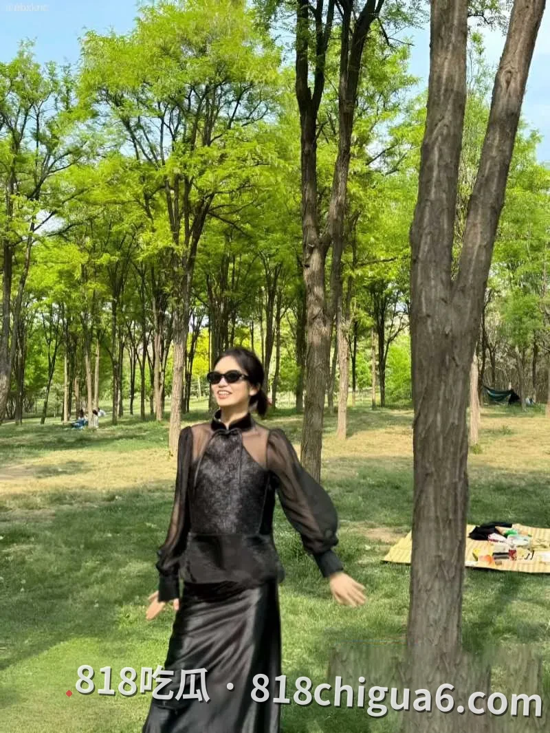 广东湛江黑丝美少妇安海丽被前炮友曝出私拍视频！母狗看见大鸡巴嘴就毫无防备，穿着性感情趣内衣当无情的肉便器，还露出饥渴难耐的表情。