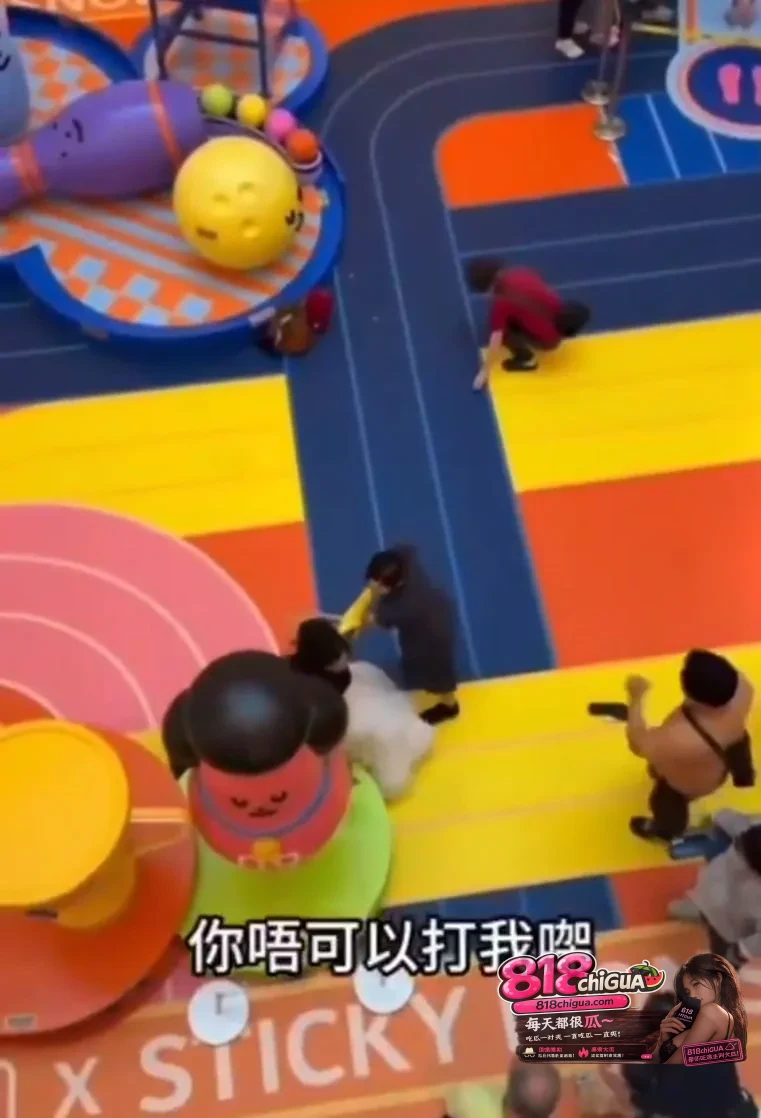 香港apm商场红衣阿婆掌掴5岁女童!引发3女大混战,警方:全抓了!