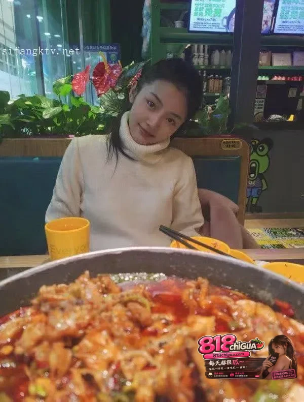 滤镜碎光!上师大校花邓乔馨人设翻车给金主拍自慰片巨型道具捅到子宫私下真实模样反差离谱
