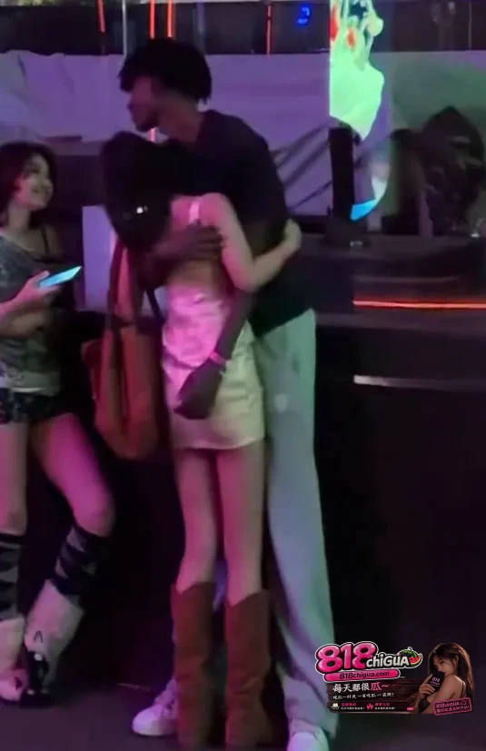 广东街头再现“亚洲马桶”!已婚少妇倒贴黑爹主动约酒店交欢,遭粗黑巨根无套贯穿蜜穴,事后被黑鬼发外网炫耀!