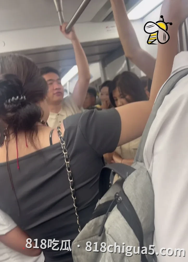 深圳地铁车厢内的“孤独呐喊”：男子为打工人发声遭嘲笑，是众人皆醉还是形式错配？