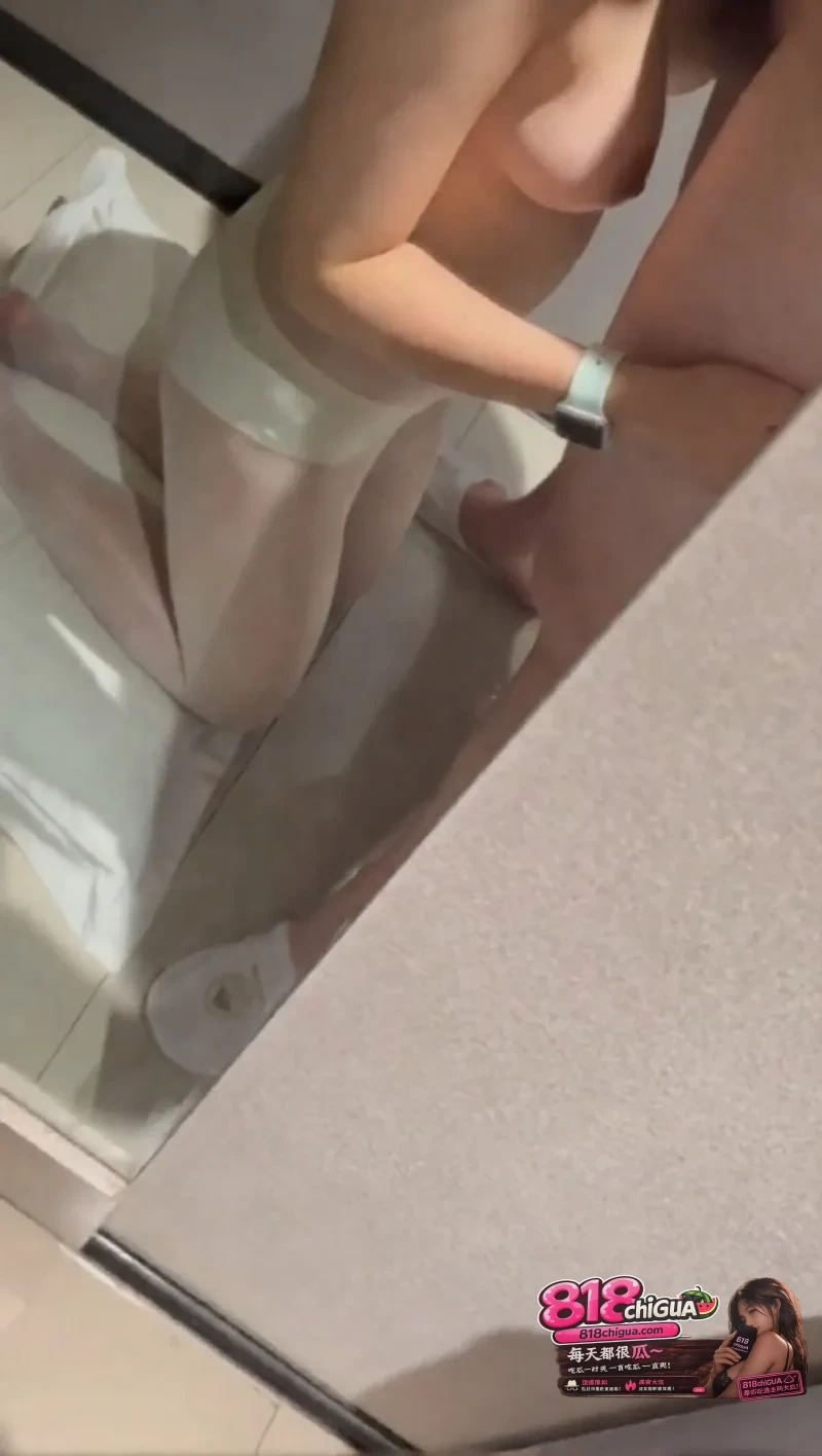 重庆学生妹刘子雯与金主酒店约炮私拍曝光跪地深喉服侍肉棒丝袜跪舔金主小鸡满足不了只能道具喂饱各种玩法齐上阵