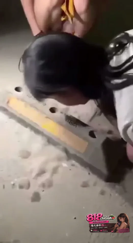 校园边缘的残酷“大戏”！精神小妹合伙霸凌欺负人，是谁给她们的底气？