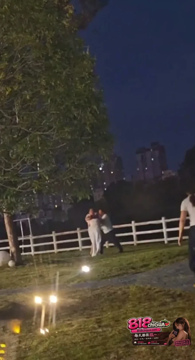 上海某公园突发：原配当众手撕小三！渣男极力护航引发围观怒火