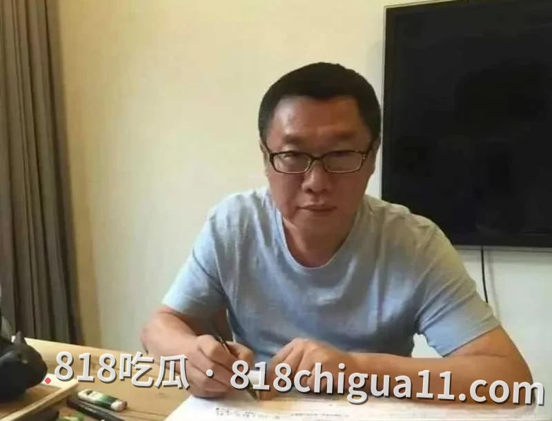 凤凰联动总裁张小波婚内出轨事件泄密!勾引女下属发生关系,导致对方意外受孕,最后以强势手段逼迫女人打掉孩子,性爱视频惨遭网友扒出曝光。