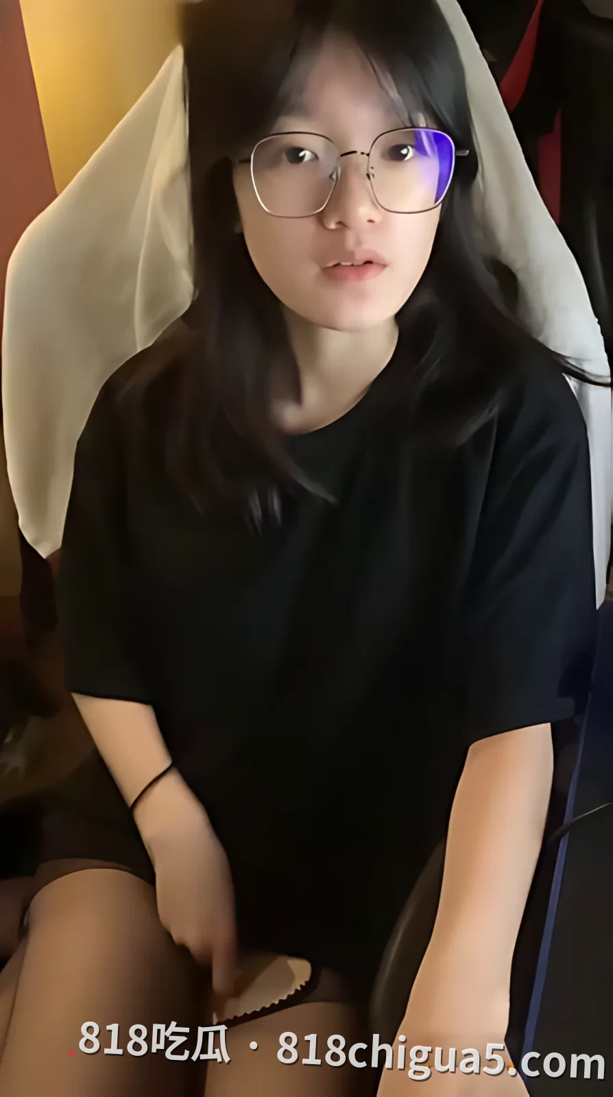 浙江宁波大学清纯母狗徭平莹偷拍录像流出！眼睛反差婊主动在凳子上展露白虎骚逼，被大鸡巴插到高潮喷水，淫荡叫声响彻不止。