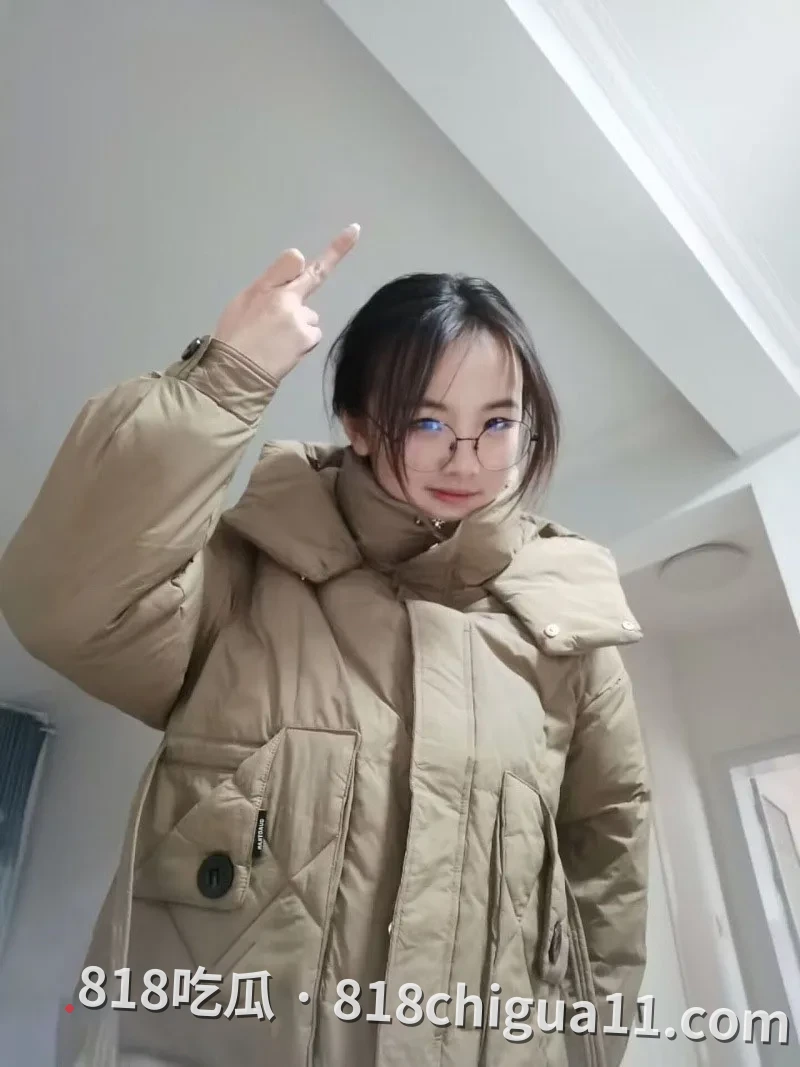 兰州市郊清纯可人的近视镜美女学生真实约炮现场:外表天真无邪内心极度淫荡,在床上主动掰开臀部寻求粗暴对待。