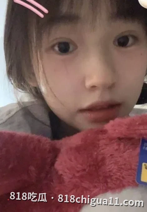 江西重点大学校花级美女张梦洁私密视频流出!在宾馆穿洁白婚纱接受炮友后入式调教,同时还要接听现任男友打来的日常问候电话,多重刺激让她崩溃求饶!