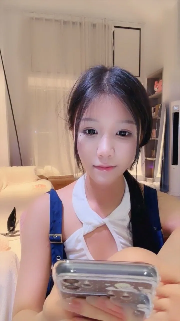 极品清纯母狗天花板小岛与金主私定福利视频泄密!冰清玉洁气质出众,主动露出大奶子对镜摇摆,粉嫩白虎看的鸡吧梆硬,好像后入操死她的小穴。